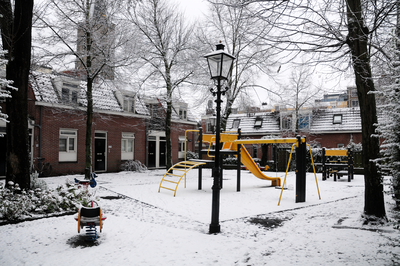 846616 Gezicht in de Oranjestraat te Utrecht, tijdens winterse omstandigheden, met op de achtergrond de toren van de ...